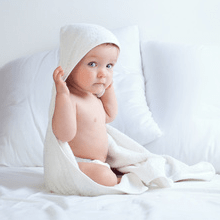 Kind hat einen Bademantel an.